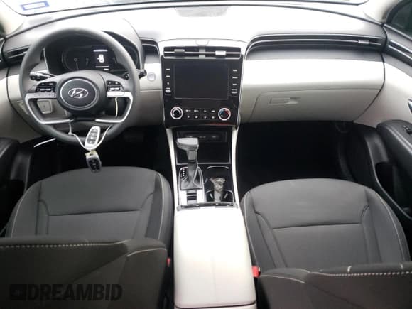 ✅ 2022 Hyundai Tucson SEL • VIN: 5NMJB3AE2NH081701 • Lot: 38866813. Wystawiony na Copart z przebiegiem 9 548 mil. Bezpłatny archiwum sprzedaży aukcyjnych z USA i szczegółowy raport historii pojazdu na DreamBid. Zdjęcie 8.