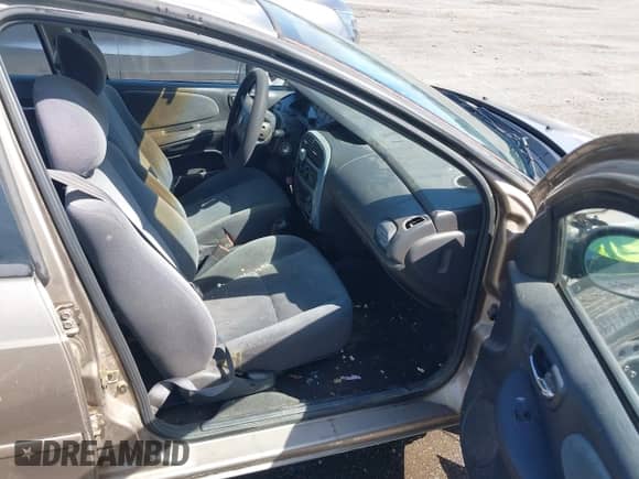 2000 Dodge Neon Highline z VIN 1B3ES46C7YD764572, wystawiony jako IAAI lot #41787703 z przebiegiem 204 657 mil mil oraz . Historia ofert i sprzedaży dostępna na DreamBid. Obrazek 5.