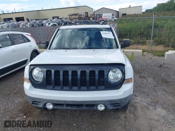 ✅ 2017 Jeep Patriot Latitude • VIN: 1C4NJRFB5HD210548 • Lot: 43096557. Listed on IAAI with 113,088 mi. Free auction sales archive from the USA and detailed vehicle history report at DreamBid. Image 12.