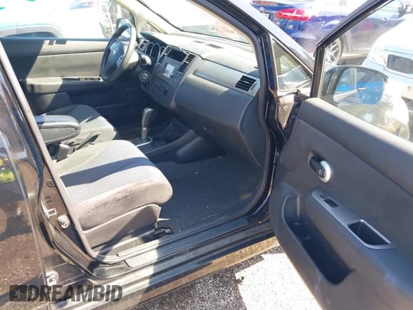 ✅ 2011 Nissan Versa S • VIN: 3N1BC1CPXBL372193 • Lot: 43096652. Wystawiony na IAAI z przebiegiem 79 318 mil. Bezpłatny archiwum sprzedaży aukcyjnych z USA i szczegółowy raport historii pojazdu na DreamBid. Zdjęcie 5.