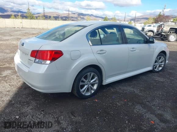 ✅ 2013 Subaru Legacy Premium • VIN: 4S3BMCC64D3013028 • Lot: 43768073. Wystawiony na IAAI z przebiegiem 195 246 mil. Bezpłatny archiwum sprzedaży aukcyjnych z USA i szczegółowy raport historii pojazdu na DreamBid. Zdjęcie 4.