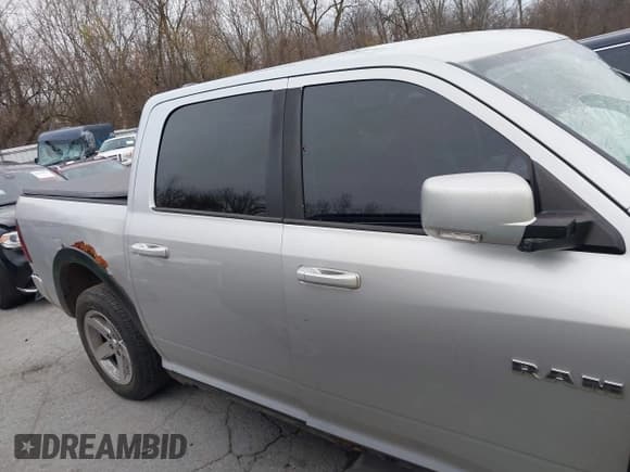 ✅ 2010 Dodge 1500 SLT • VIN: 1D7RV1CT7AS167701 • Lot: 40809595. Wystawiony na IAAI z przebiegiem Nie podano. Bezpłatny archiwum sprzedaży aukcyjnych z USA i szczegółowy raport historii pojazdu na DreamBid. Zdjęcie 12.
