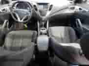 2017 Hyundai Veloster z VIN KMHTC6AD8HU321180, wystawiony jako Copart lot #47603374 z przebiegiem 65 793 mil mil oraz . Historia ofert i sprzedaży dostępna na DreamBid. Obrazek 8.