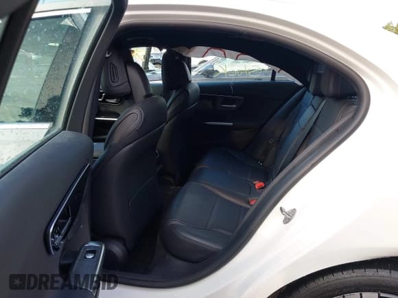 ✅ 2022 Mercedes-Benz C 300 • VIN: W1KAF4HB3NR061092 • Lot: 43090563. Wystawiony na IAAI z przebiegiem 23 904 mil. Bezpłatny archiwum sprzedaży aukcyjnych z USA i szczegółowy raport historii pojazdu na DreamBid. Zdjęcie 8.