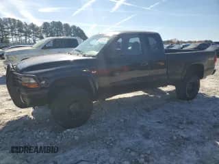 2000 Dodge Dakota Sport z VIN 1B7GG22N3YS710427, wystawiony jako Copart lot #91010195 z przebiegiem 167 549 mil mil oraz Czysty tytuł • Clean title. Historia ofert i sprzedaży dostępna na DreamBid. Obrazek 1.