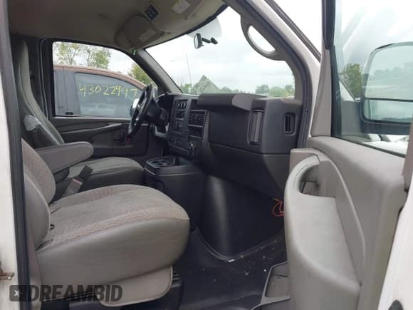 ✅ 2015 Chevrolet Express Cargo • VIN: 1GCWGFCF8F1259699 • Lot: 43047426. Wystawiony na IAAI z przebiegiem 354 630 mil. Bezpłatny archiwum sprzedaży aukcyjnych z USA i szczegółowy raport historii pojazdu na DreamBid. Zdjęcie 5.