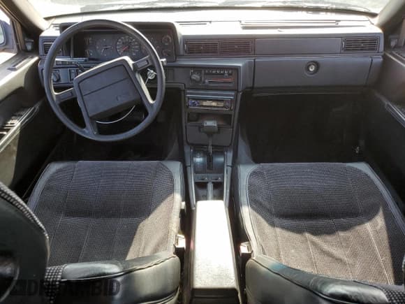 ✅ 1987 Volvo 740 • VIN: YV1FX8757H1113272 • Lot: 54231785. Wystawiony na Copart z przebiegiem 230 446 mil. Bezpłatny archiwum sprzedaży aukcyjnych z USA i szczegółowy raport historii pojazdu na DreamBid. Zdjęcie 8.