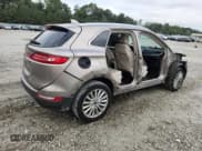 ✅ 2019 Lincoln MKC Standard • VIN: 5LMCJ1C96KUL45175 • Lot: 83955475. Wystawiony na Copart z przebiegiem 57 616 mil. Bezpłatny archiwum sprzedaży aukcyjnych z USA i szczegółowy raport historii pojazdu na DreamBid. Zdjęcie 3.