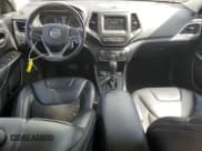 ✅ 2020 Jeep Cherokee Latitude Plus • VIN: 1C4PJMLB4LD564201 • Lot: 82052435. Wystawiony na Copart z przebiegiem 89 346 mil. Bezpłatny archiwum sprzedaży aukcyjnych z USA i szczegółowy raport historii pojazdu na DreamBid. Zdjęcie 8.