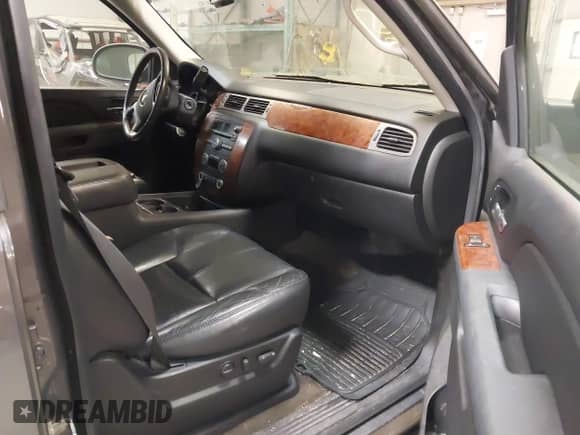 2010 Chevrolet Suburban LT z VIN 1GNUKJE36AR139025, wystawiony jako IAAI lot #41311327 z przebiegiem 201 955 mil mil oraz . Historia ofert i sprzedaży dostępna na DreamBid. Obrazek 5.