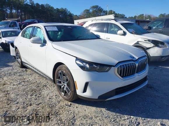 ✅ 2025 BMW i5 • VIN: WBY13HG0XSCS94362 • Lot: 40962928. Wystawiony na IAAI z przebiegiem Nie podano. Bezpłatny archiwum sprzedaży aukcyjnych z USA i szczegółowy raport historii pojazdu na DreamBid. Zdjęcie 1.