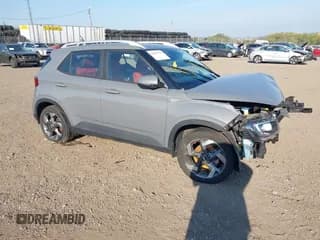 ✅ 2023 Hyundai Venue SEL • VIN: KMHRC8A33PU211620 • Lot: 43207778. Wystawiony na IAAI z przebiegiem 49 125 mil. Bezpłatny archiwum sprzedaży aukcyjnych z USA i szczegółowy raport historii pojazdu na DreamBid. Zdjęcie 1.