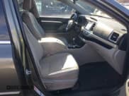 ✅ 2018 Toyota Highlander LE Plus • VIN: 5TDBZRFH7JS911151 • Lot: 43815593. Wystawiony na IAAI z przebiegiem 155 262 mil. Bezpłatny archiwum sprzedaży aukcyjnych z USA i szczegółowy raport historii pojazdu na DreamBid. Zdjęcie 5.