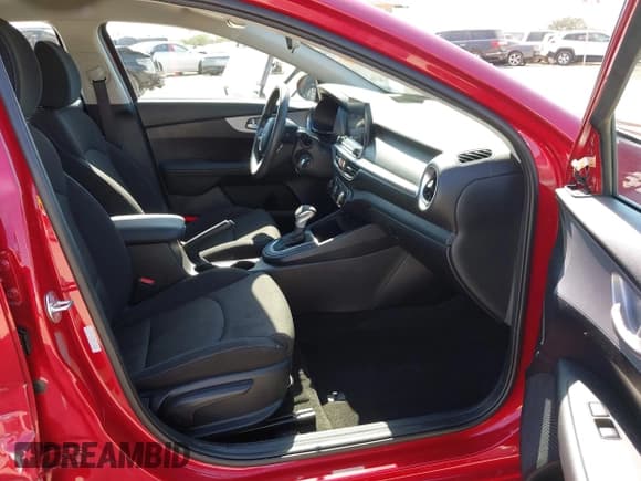 ✅ 2024 Kia Forte LXS • VIN: 3KPF24AD9RE768884 • Lot: 43324097. Wystawiony na IAAI z przebiegiem 15 257 mil. Bezpłatny archiwum sprzedaży aukcyjnych z USA i szczegółowy raport historii pojazdu na DreamBid. Zdjęcie 5.