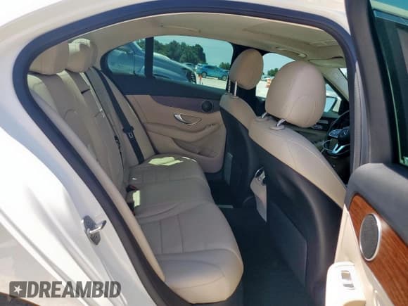 ✅ 2019 Mercedes-Benz C 300 • VIN: 55SWF8DB7KU283213 • Lot: 57432015. Wystawiony na Copart z przebiegiem 83 667 mil. Bezpłatny archiwum sprzedaży aukcyjnych z USA i szczegółowy raport historii pojazdu na DreamBid. Zdjęcie 10.