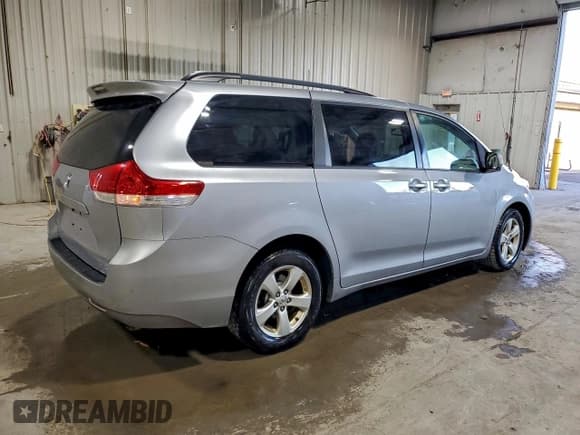 ✅ 2014 Toyota Sienna LE • VIN: 5TDKK3DC5ES476371 • Lot: 94230505. Listed on Copart with 217,306 mi. Free auction sales archive from the USA and detailed vehicle history report at DreamBid. Image 3.
