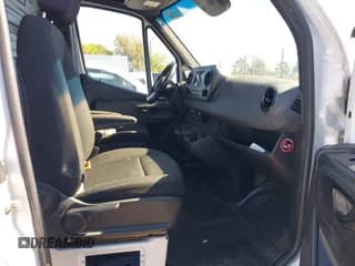 ✅ 2021 Mercedes-Benz Sprinter Cargo • VIN: W1Y70BGY4MT064452 • Lot: 43451032. Wystawiony na IAAI z przebiegiem 73 077 mil. Bezpłatny archiwum sprzedaży aukcyjnych z USA i szczegółowy raport historii pojazdu na DreamBid. Zdjęcie 5.