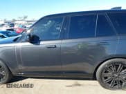 ✅ 2025 Land Rover Range Rover SE • VIN: SALKP9E92SA264648 • Lot: 43573827. Wystawiony na IAAI z przebiegiem 10 138 mil. Bezpłatny archiwum sprzedaży aukcyjnych z USA i szczegółowy raport historii pojazdu na DreamBid. Zdjęcie 14.