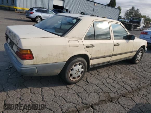 ✅ 1987 Mercedes-Benz 260 • VIN: WDBEA26D0HA493658 • Lot: 71885565. Wystawiony na Copart z przebiegiem 290 615 mil. Bezpłatny archiwum sprzedaży aukcyjnych z USA i szczegółowy raport historii pojazdu na DreamBid. Zdjęcie 3.
