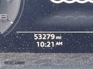 ✅ 2019 Audi Q8 Premium • VIN: WA1AVAF17KD010879 • Lot: 43273691. Wystawiony na IAAI z przebiegiem 53 279 mil. Bezpłatny archiwum sprzedaży aukcyjnych z USA i szczegółowy raport historii pojazdu na DreamBid. Zdjęcie 7.