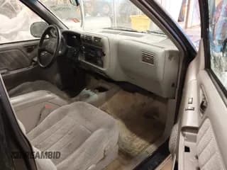 ✅ 1996 Chevrolet Blazer • VIN: 1GNDT13W2T2140730 • Lot: 41552544. Wystawiony na IAAI z przebiegiem 241 695 mil. Bezpłatny archiwum sprzedaży aukcyjnych z USA i szczegółowy raport historii pojazdu na DreamBid. Zdjęcie 5.