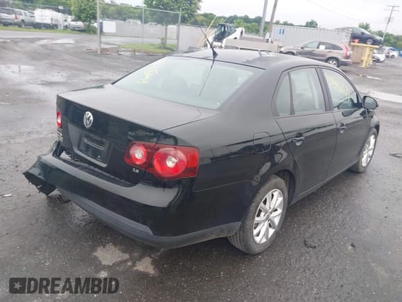 ✅ 2010 Volkswagen Jetta Limited Edition • VIN: 3VWAZ7AJ3AM096583 • Lot: 42487699. Listed on IAAI with 194,527 mi. Free auction sales archive from the USA and detailed vehicle history report at DreamBid. Image 4.