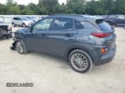 ✅ 2021 Hyundai Kona SEL • VIN: KM8K22AA1MU670351 • Лот: 65957645. Опубликован ранее на Copart с пробегом 127 312 миль. Бесплатный доступ к архиву аукционных продаж из США и подробный отчёт об истории автомобиля на DreamBid. Изображение 2.