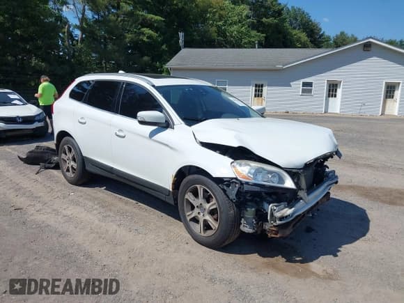 ✅ 2013 Volvo XC60 T6 • VIN: YV4902DZ4D2440564 • Lot: 39893350. Listed on IAAI with 171,624 mi. Free auction sales archive from the USA and detailed vehicle history report at DreamBid. Image 1.