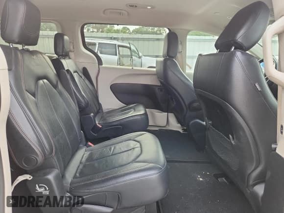 ✅ 2019 Chrysler Pacifica Touring L • VIN: 2C4RC1BG5KR655066 • Lot: 84821395. Listed on Copart with 111,093 mi. Free auction sales archive from the USA and detailed vehicle history report at DreamBid. Image 11.