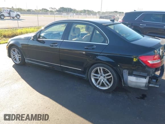 ✅ 2014 Mercedes-Benz C 250 Sport • VIN: WDDGF4HB4ER306668 • Lot: 43431819. Wystawiony na IAAI z przebiegiem 143 016 mil. Bezpłatny archiwum sprzedaży aukcyjnych z USA i szczegółowy raport historii pojazdu na DreamBid. Zdjęcie 3.