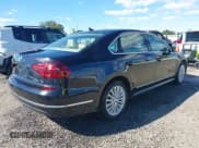 ✅ 2017 Volkswagen Passat SE • VIN: 1VWBT7A35HC011116 • Lot: 43559854. Wystawiony na IAAI z przebiegiem 86 748 mil. Bezpłatny archiwum sprzedaży aukcyjnych z USA i szczegółowy raport historii pojazdu na DreamBid. Zdjęcie 4.