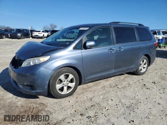✅ 2015 Toyota Sienna LE • VIN: 5TDKK3DC1FS592362 • Lot: 93182935. Wystawiony na Copart z przebiegiem 128 837 mil. Bezpłatny archiwum sprzedaży aukcyjnych z USA i szczegółowy raport historii pojazdu na DreamBid. Zdjęcie 1.