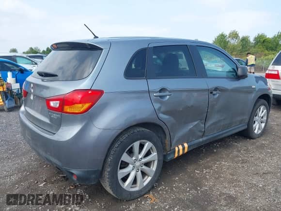 2013 Mitsubishi Outlander ES z VIN 4A4AR3AU8DE011083, wystawiony jako IAAI lot #43124485 z przebiegiem 90 264 mil mil oraz . Historia ofert i sprzedaży dostępna na DreamBid. Obrazek 4.