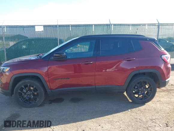 ✅ 2022 Jeep Compass Latitude • VIN: 3C4NJDBB8NT184607 • Lot: 42155336. Wystawiony na IAAI z przebiegiem 10 912 mil. Bezpłatny archiwum sprzedaży aukcyjnych z USA i szczegółowy raport historii pojazdu na DreamBid. Zdjęcie 14.