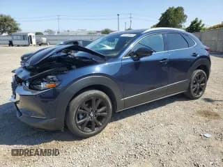 ✅ 2023 Mazda CX-30 Premium • VIN: 3MVDMBDY2PM551196 • Lot: 63128945. Wystawiony na Copart z przebiegiem 28 893 mil. Bezpłatny archiwum sprzedaży aukcyjnych z USA i szczegółowy raport historii pojazdu na DreamBid. Zdjęcie 1.