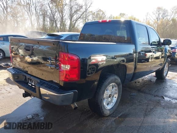 ✅ 2011 Chevrolet Silverado 1500 LTZ • VIN: 3GCPKTE31BG317877 • Lot: 43576207. Wystawiony na IAAI z przebiegiem 202 926 mil. Bezpłatny archiwum sprzedaży aukcyjnych z USA i szczegółowy raport historii pojazdu na DreamBid. Zdjęcie 4.