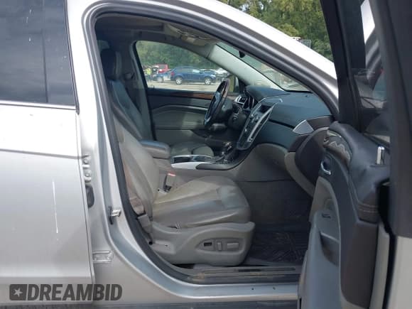 ✅ 2010 Cadillac SRX Premium Collection • VIN: 3GYFNCEY6AS608198 • Lot: 43127267. Wystawiony na IAAI z przebiegiem 193 152 mil. Bezpłatny archiwum sprzedaży aukcyjnych z USA i szczegółowy raport historii pojazdu na DreamBid. Zdjęcie 5.