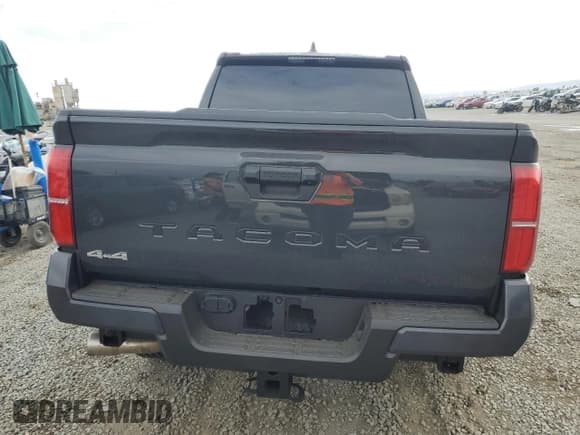 ✅ 2025 Toyota Tacoma SR5 • VIN: 3TMLB5JN9SM125531 • Лот: 86140655. Опубликован ранее на Copart с пробегом 6 018 миль. Бесплатный доступ к архиву аукционных продаж из США и подробный отчёт об истории автомобиля на DreamBid. Изображение 6.