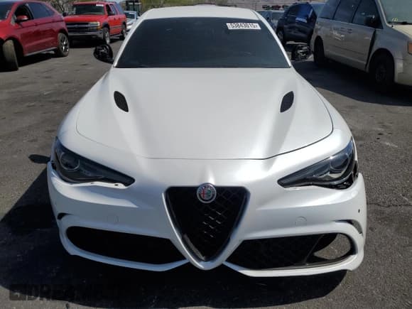✅ 2018 Alfa Romeo Giulia • VIN: ZARFAEAV2J7571812 • Lot: 53843015. Wystawiony na Copart z przebiegiem 5 328 mil. Bezpłatny archiwum sprzedaży aukcyjnych z USA i szczegółowy raport historii pojazdu na DreamBid. Zdjęcie 5.