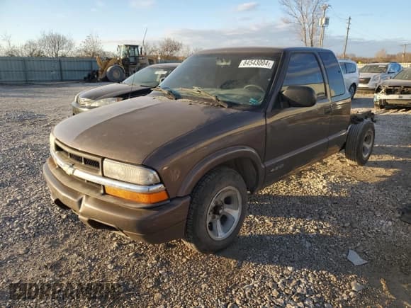 ✅ 2000 Chevrolet S-10 LS • VIN: 1GCCS1953YK261991 • Лот: 84543004. Опубликован ранее на Copart с пробегом 212 142 миль. Бесплатный доступ к архиву аукционных продаж из США и подробный отчёт об истории автомобиля на DreamBid. Изображение 1.