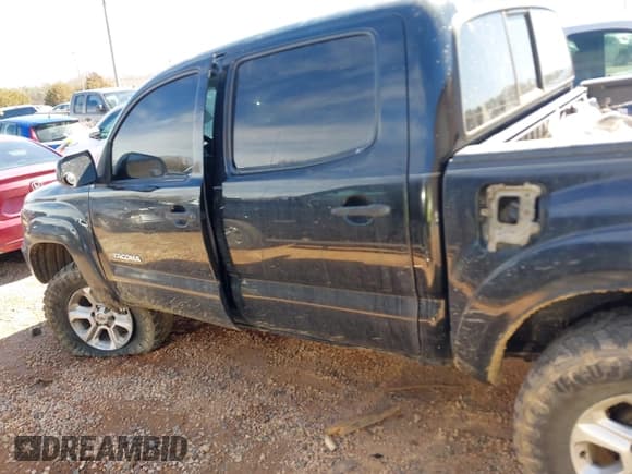 ✅ 2013 Toyota Tacoma • VIN: 3TMLU4EN3DM106670 • Lot: 41696618. Listed on IAAI with 176,353 mi. Free auction sales archive from the USA and detailed vehicle history report at DreamBid. Image 14.
