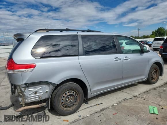 ✅ 2011 Toyota Sienna Limited • VIN: 5TDDK3DCXBS018331 • Лот: 69045785. Опубликован ранее на Copart с пробегом 213 676 миль. Бесплатный доступ к архиву аукционных продаж из США и подробный отчёт об истории автомобиля на DreamBid. Изображение 3.