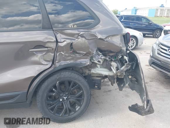 2018 Mitsubishi Outlander ES z VIN JA4AZ3A38JZ024106, wystawiony jako IAAI lot #42309107 z przebiegiem 113 504 mil mil oraz . Historia ofert i sprzedaży dostępna na DreamBid. Obrazek 6.