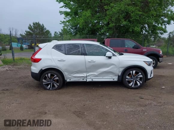 ✅ 2024 Volvo XC40 Ultimate Bright Theme • VIN: YV4L12UF8R2265543 • Lot: 42546549. Wystawiony na IAAI z przebiegiem Nie podano. Bezpłatny archiwum sprzedaży aukcyjnych z USA i szczegółowy raport historii pojazdu na DreamBid. Zdjęcie 13.