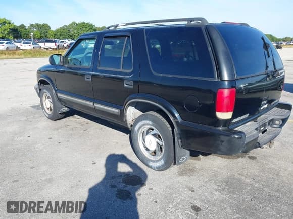 ✅ 2000 Chevrolet Blazer LT • VIN: 1GNDT13W5Y2244197 • Lot: 41440176. Wystawiony na IAAI z przebiegiem 133 797 mil. Bezpłatny archiwum sprzedaży aukcyjnych z USA i szczegółowy raport historii pojazdu na DreamBid. Zdjęcie 3.