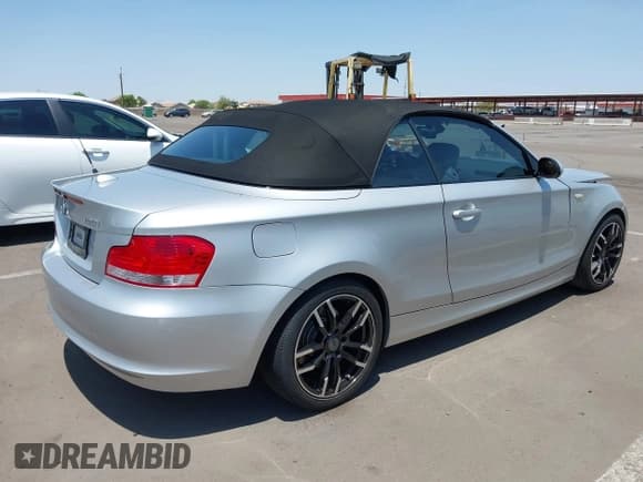 ✅ 2009 BMW 1 Series 128i • VIN: WBAUL73579VJ77120 • Lot: 42461028. Wystawiony na IAAI z przebiegiem 63 355 mil. Bezpłatny archiwum sprzedaży aukcyjnych z USA i szczegółowy raport historii pojazdu na DreamBid. Zdjęcie 4.