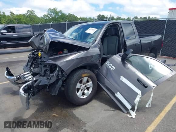 2024 Ram 1500 SLT z VIN 1C6RR6GG9RS135957, wystawiony jako IAAI lot #42376753 z przebiegiem 28 240 mil mil oraz . Historia ofert i sprzedaży dostępna na DreamBid. Obrazek 2.