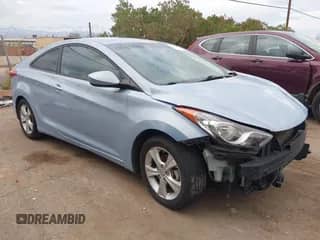 2013 Hyundai Elantra SE z VIN KMHDH6AE9DU014416, wystawiony jako IAAI lot #43407260 z przebiegiem Nie podano mil oraz . Historia ofert i sprzedaży dostępna na DreamBid. Obrazek 1.