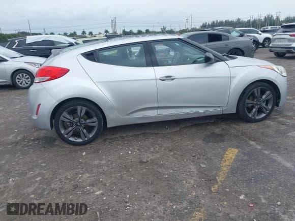 ✅ 2016 Hyundai Veloster • VIN: KMHTC6AD4GU276236 • Lot: 41357039. Wystawiony na IAAI z przebiegiem 48 243 mil. Bezpłatny archiwum sprzedaży aukcyjnych z USA i szczegółowy raport historii pojazdu na DreamBid. Zdjęcie 4.