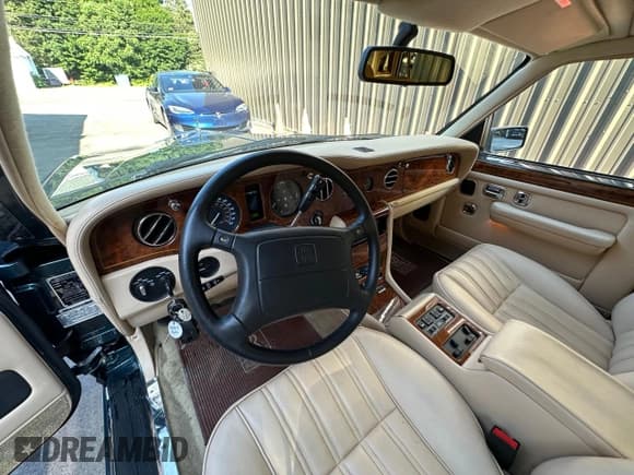 ✅ 1997 Rolls-Royce Silver Spur • VIN: SCAZN19C3VCX59072 • Lot: 62988435. Listed on Copart with 26,202 mi. Free auction sales archive from the USA and detailed vehicle history report at DreamBid. Image 9.